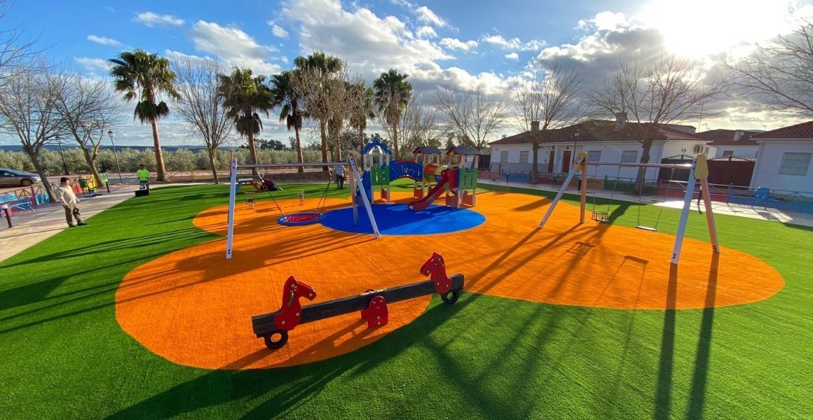 instalar césped artificial en parques infantiles