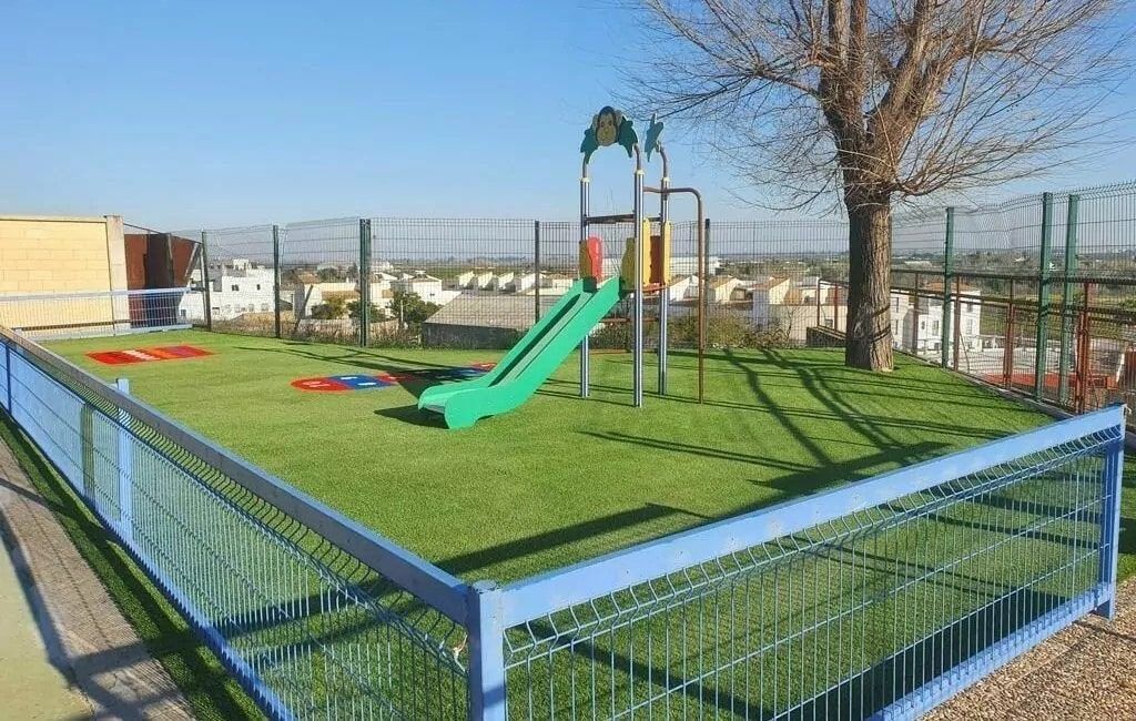 mantenimiento de parques con césped artificial 