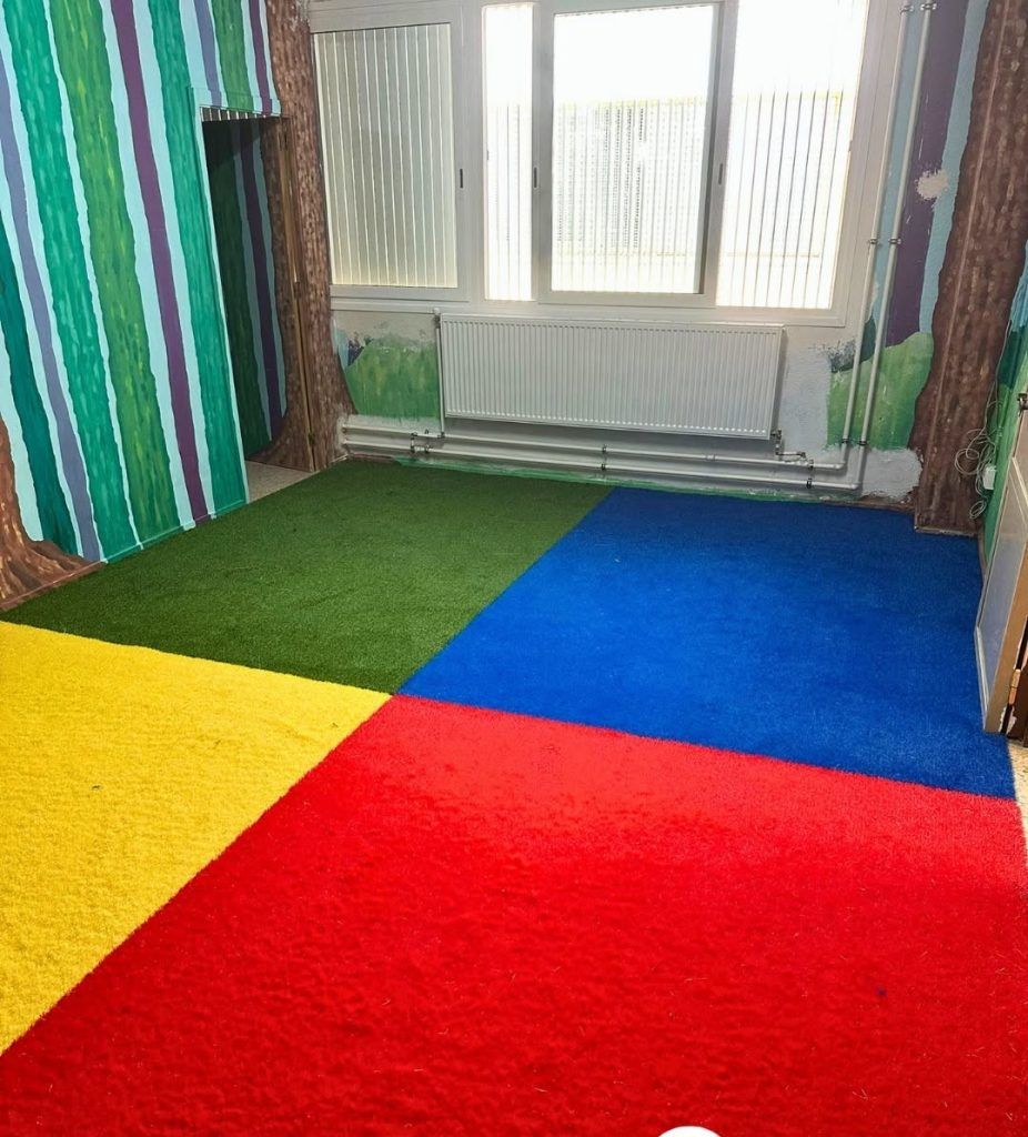 renovar patio escolar con césped artificial 